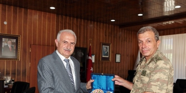 Jandarma Bölge Komutanı Batı'dan Rektör Koçak'a Veda Ziyareti