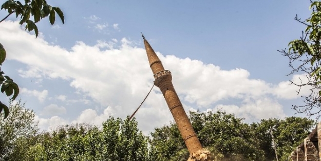 Ahlat’ta 61 Yıllık Minare Yıkıldı