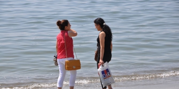 Tekirdağ’da Sıcaktan Bunalan Vatandaşlar Serinlemeye Çalişiyor