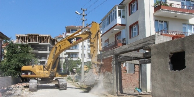 Atıl Binalar Ve Duvarlar Yıkılıyor