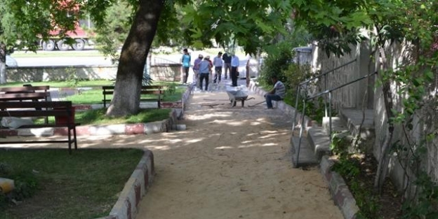 Köprülü Mehmet Paşa Camii Girişine Yeni Parke Taşı