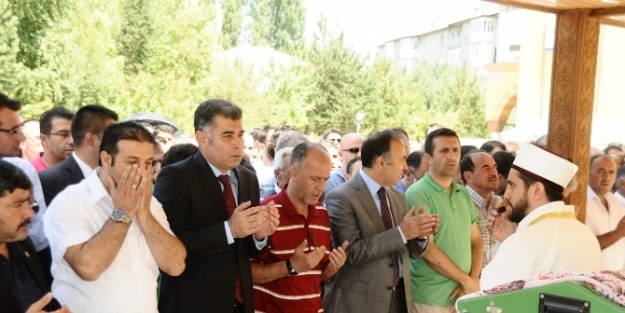 Gazeteci Bindesen’in Ablası Toprağa Verildi