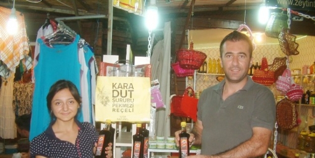 Burhaniye’de Karadut İlgi Görüyor