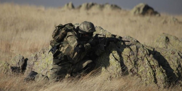 Hakkari'de askere ateş açıldı