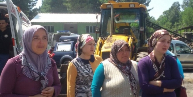Maden Ocağı Önünde Ailelerin Endişeli Bekleyişi Sürüyor