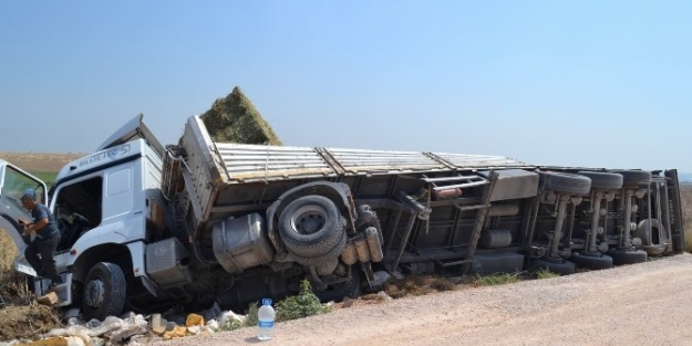 Mıcırda Kayan Tır Devrildi