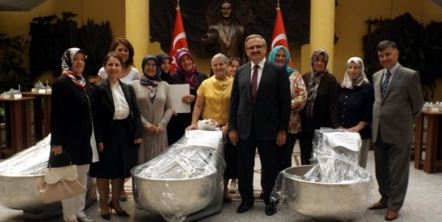 Vali Karaloğlu’ndan Kadın Derneklerine Hamur Yoğurma Makinesi