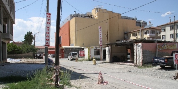 Yol Genişletme Çalişmalari Devam Ediyor