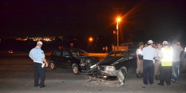 Kafa Kafaya Çarpişan Araçlar Hurdaya Döndü