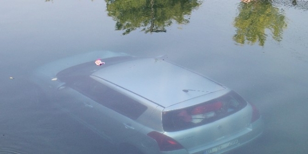 (özel Haber) Aracıyla Kanala Uçan Genç Kız Yüzerek Kurtuldu