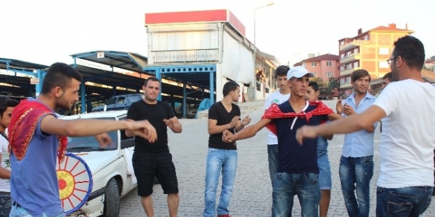 Asker Adayı Gençler Teyyare Meydanında Halaylarla Eğlendi