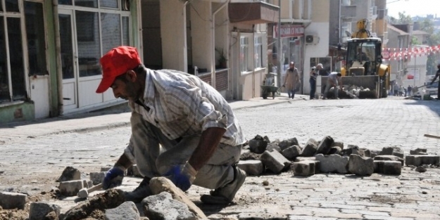 Süleymanpaşa’da Bozulan Yollardaki Kilit Taşları Yenilenmeye Devam Ediyor