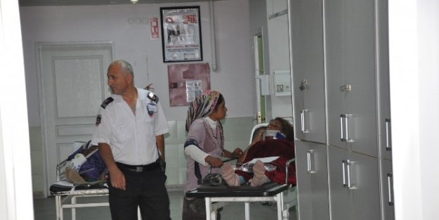 Traktör Römorku Devrildi: Biri Hamile 3 Yaralı