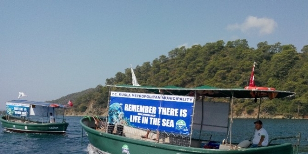 Fethiye’de Denizlerdeki Katı Atıklar 3 Tekneyle Toplanıyor