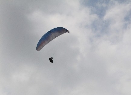 Paraşütçü Yere Çakildi