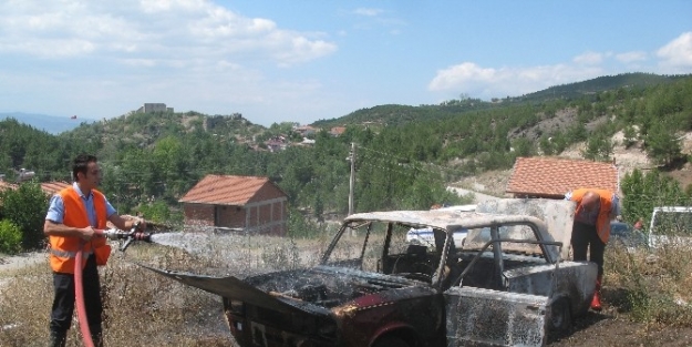 Niksar’da Boş Arazideki Otomobil Yandı