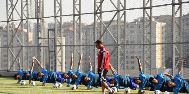 İstanbul Başakşehir Futbol Kulübü Yeni Tesislerinde İlk Antrenmanını Gerçekleştirdi