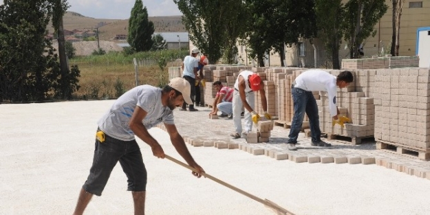 Kapalı Pazar Otopark Alanına Kilit Taşı Döşeniyor