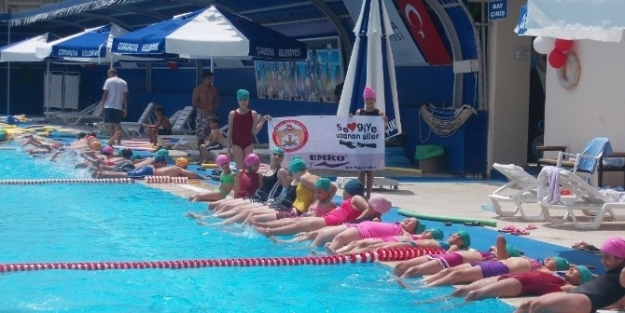 Sevgi Çocuklarinin Havuz Keyfi