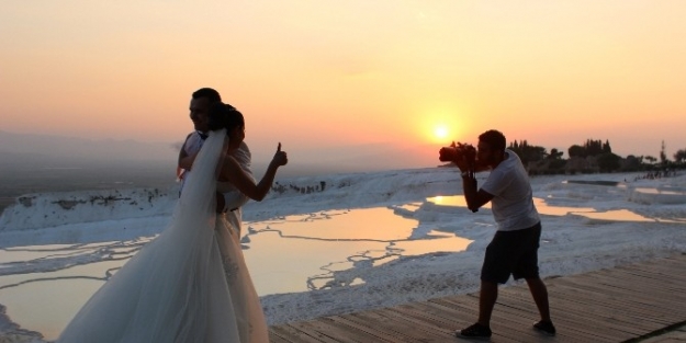 Gelin Ve Damatlar Pamukkale’ye Akın Ediyor