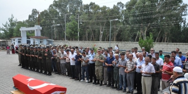 Kavgayı Ayırmak İsterken Bıçaklanarak Ölen Er Gözyaşlarıyla Toprağa Verildi