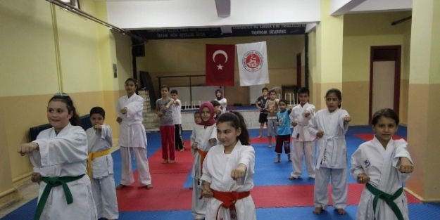 Yaz Spor Okulları Karate Kursu Devam Ediyor