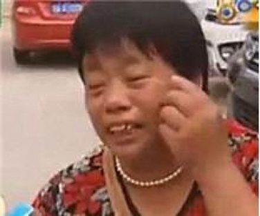 Çirkinsin dedi annesini kovdu!