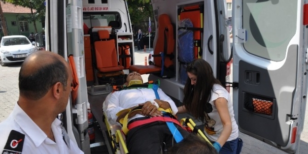 Otomobil İle Motosiklet Çarpişti: 2 Yaralı