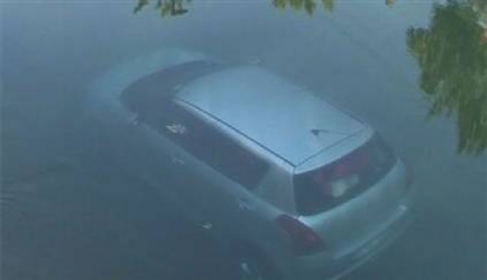 Trafikte erkek terörü, kanala düşürdü