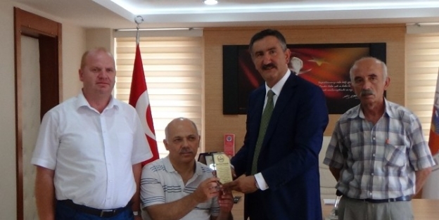 Giresun Engelliler Derneği’nden Duroğlu Belediye Başkanı Kılıçaslan’a Plaket