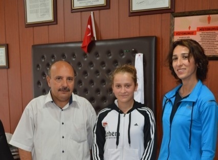 Bozüyük Hem Müdürü Başarılı Taekwondocuyu Ödüllendirdi