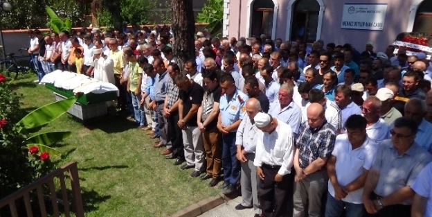 Yeni Mahalle Muhtarı Babasını Son Yolculuğuna Uğurladı