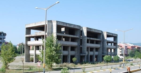 Çaycuma’da Atıl Bina Yıkılıyor