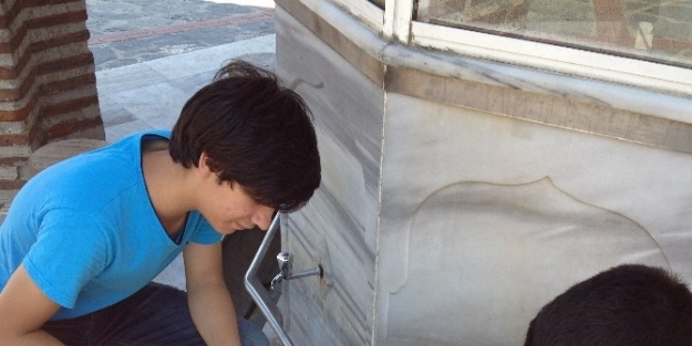 Kurda Elleriyle Su İçirdi