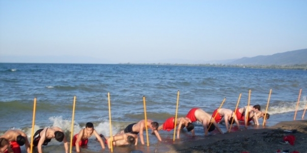 Basketbolculara Gölde Komando Eğitimi