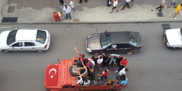 Kamyonet Kasasında 18 Genç