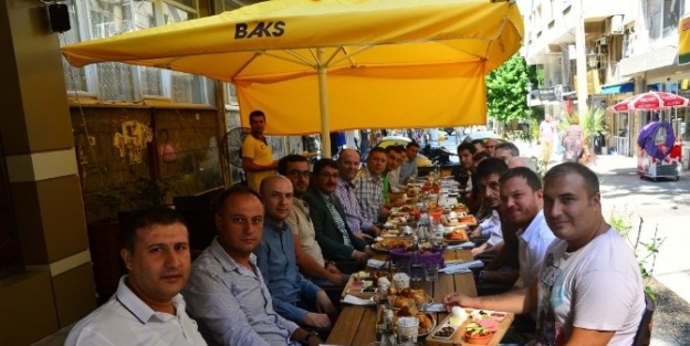 Şehzadeler Belediye Başkanı Çelik Esnafla Kahvaltıda Buluştu