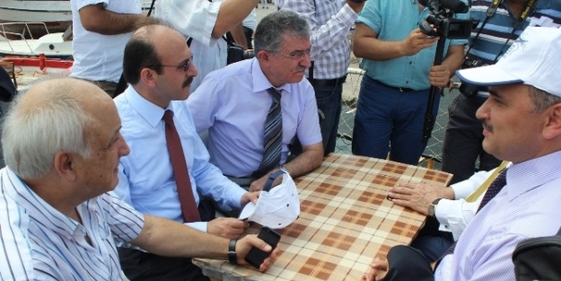 Hatay’da, Terk Edilmiş Av Araçları Denizlerden Temizleniyor