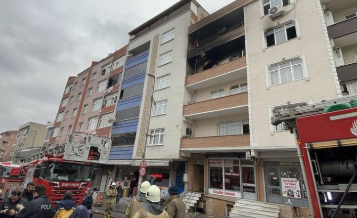 Alevlerden kaçmak için önce kızını aşağı attı, sonra kendisi atladı