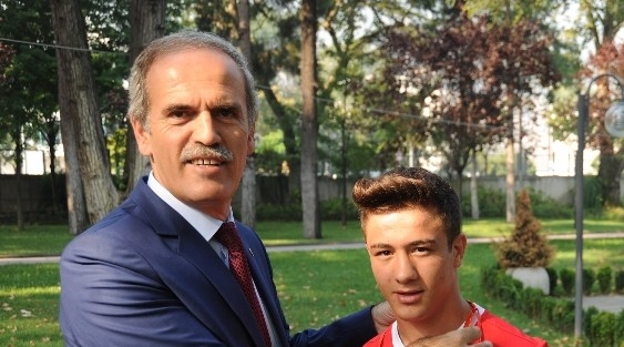 Altepe’den Şampiyon Güreşçilere Altın Ödülü