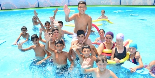 Çocuklarin Havuz Sevinci
