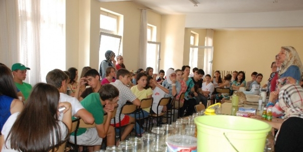 Çerkez Öğrenciler Turşu Yapmayı Öğrendi