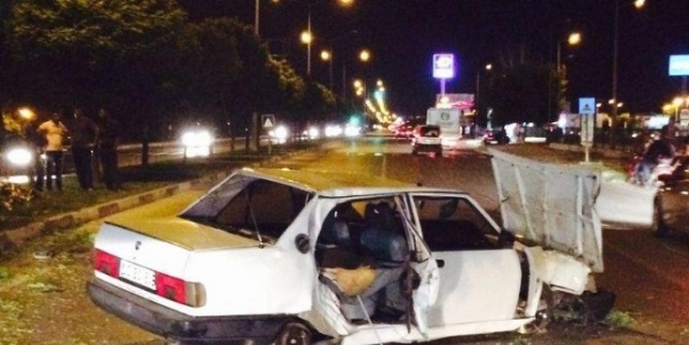Önce Karşı Şeride Geçti, Sonra Direğe Çarpti