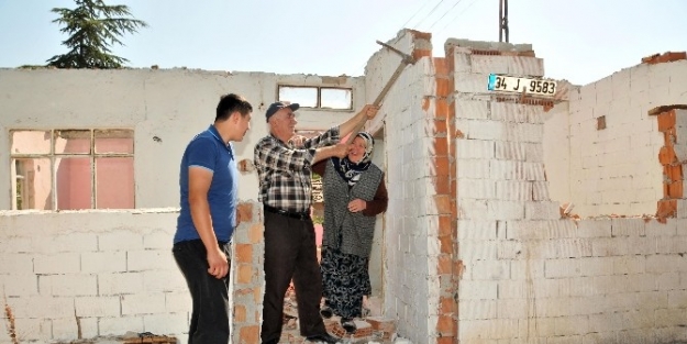 Kentsel Dönüşüm İçin Gecekondusunu Kendi Eliyle Yıktı