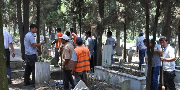 Karacabey’de Mezarlıklara Bakım