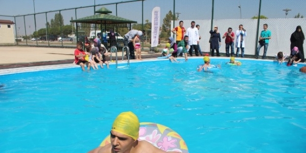 Çocuklara Havuzda Yüzme Terapisi