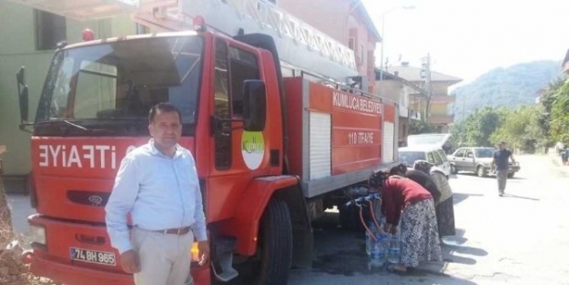 Kumluca’da Kavşak Suyu Dağıtılıyor