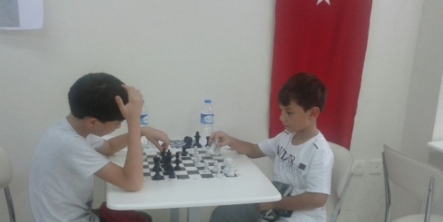 İzmit Belediyesi Satranç Öğretiyor