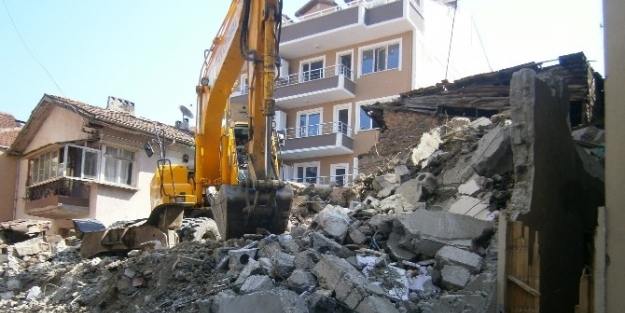 İzmit’te Eski Yapılar Yıkılıyor