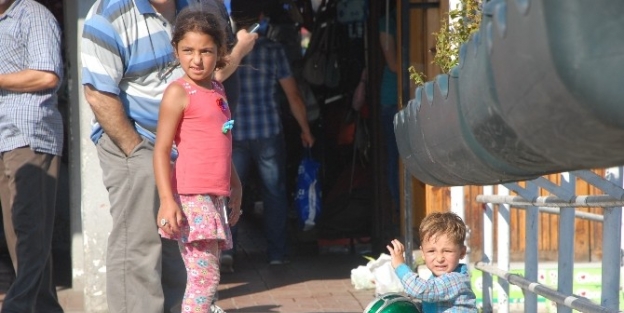 Boyu Kadar Darbuka Çalarak Para Topluyor